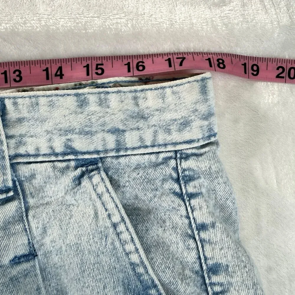 VTG 80s 90s Levi’s Coasters Acid Wash Pleated Denim Shorts Light Wash Jorts